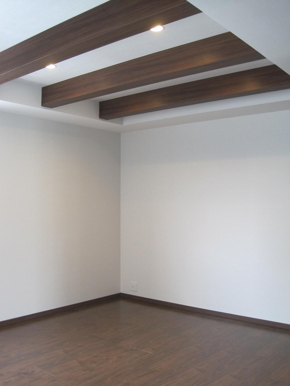 Local photos, including front road. Accent ceiling wood grain will let the human mind to the warm feelings. 