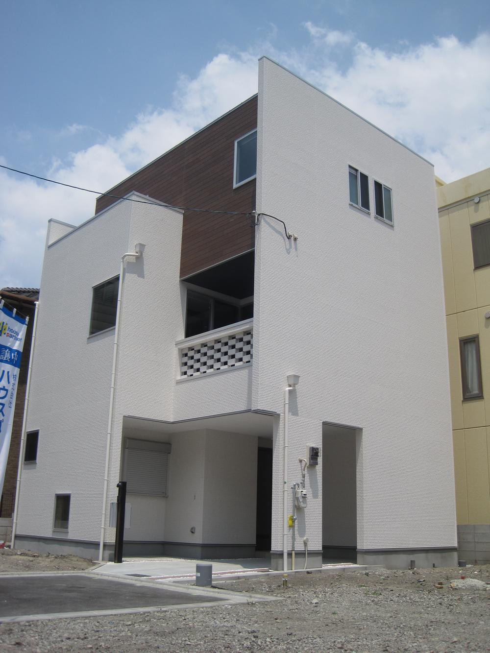 Building plan example (exterior photos). Elegant, high-grade appearance Outer wall Tsukai woodgrain in white-based senior fashionable property