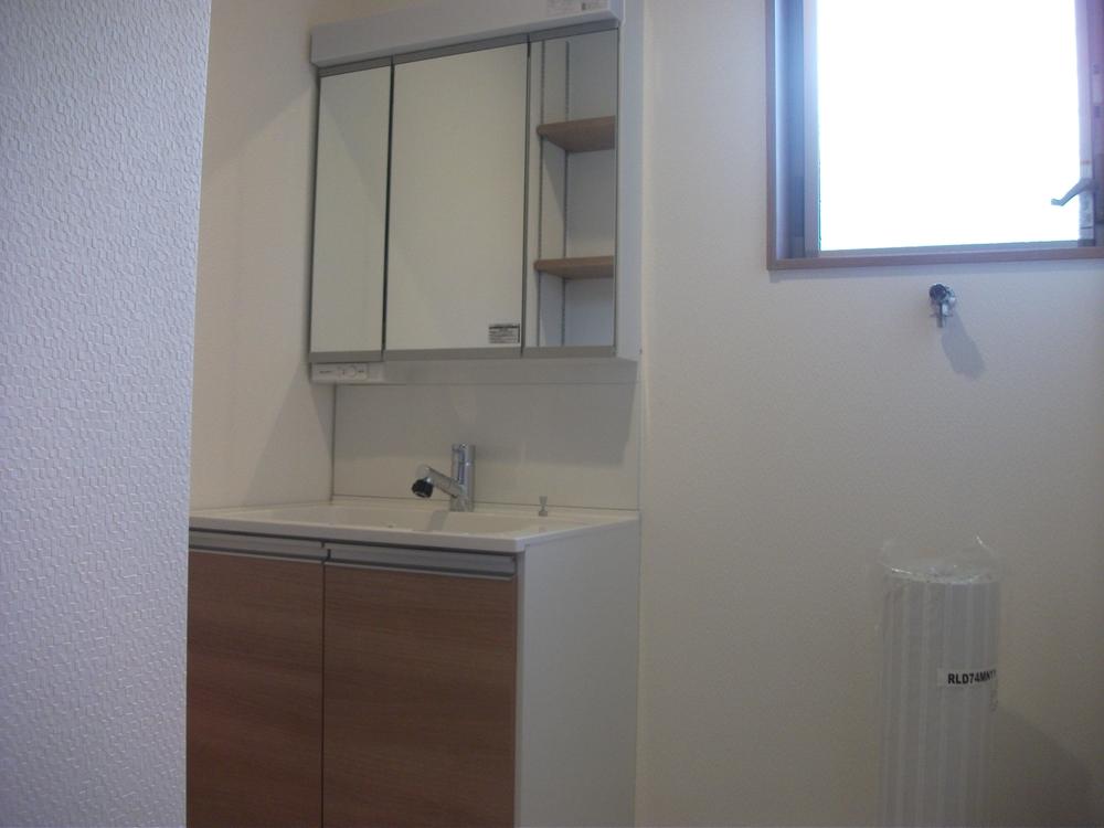 Wash basin, toilet.  ◆ Wash