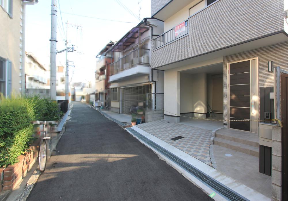 Local photos, including front road.  ◆ Frontal road