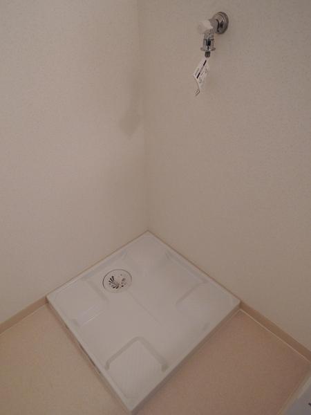 Wash basin, toilet. Washing pan also is a new article.