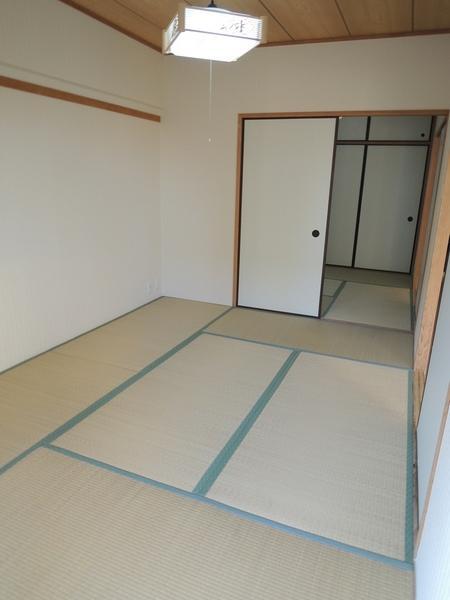Non-living room. Japanese-style room 6 quires. With lighting equipment.