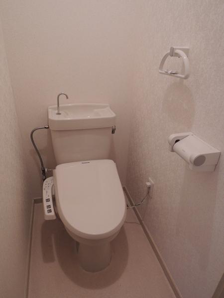 Toilet. Toilet with washlet. This is also a new article.
