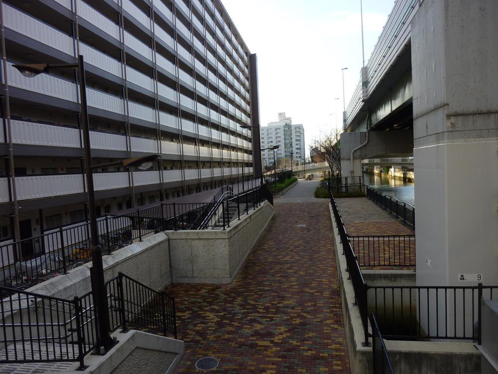 Other. There is a short even promenade. Please to walk course