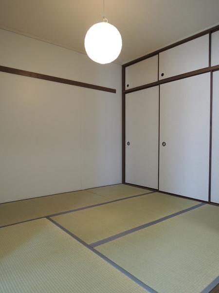Non-living room. Japanese-style room 6 quires. Bright. This illumination fashionable.