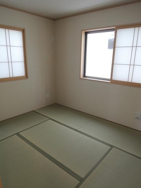 Non-living room. First floor Japanese-style room 5.25 quires. It is bright even on the first floor.