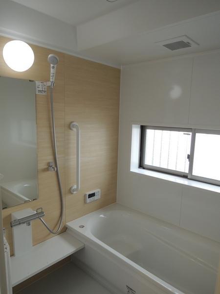 Bathroom. Because of the low position of the window, Also dries immediately bathtub.
