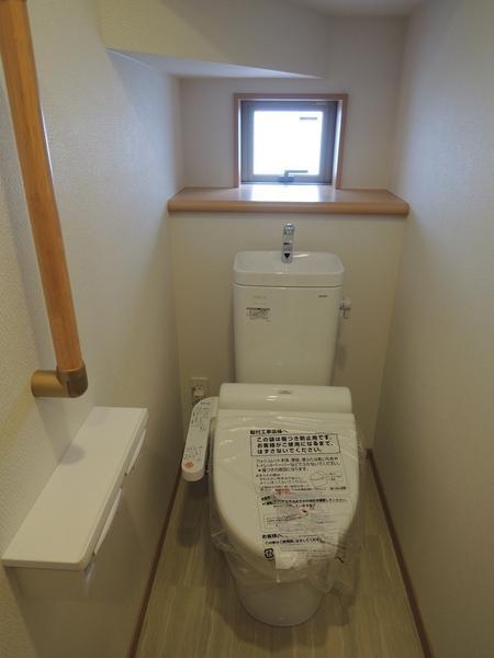 Toilet. First floor toilet. To enable the under stairs. North side with a window is bright in the parking lot.