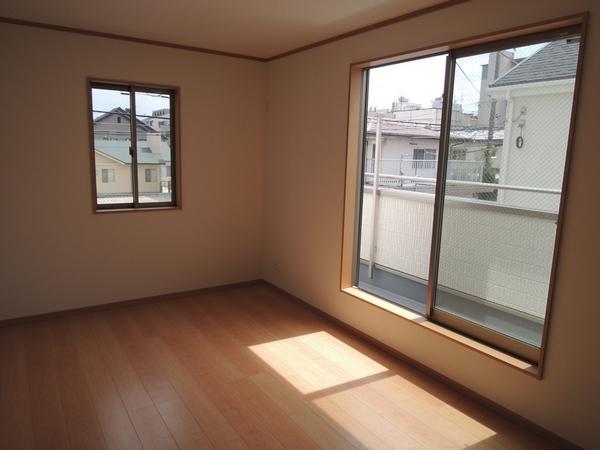 Non-living room. 2 Kaiyoshitsu 7.5 Pledge. Because there is a balcony on the south side, bright!