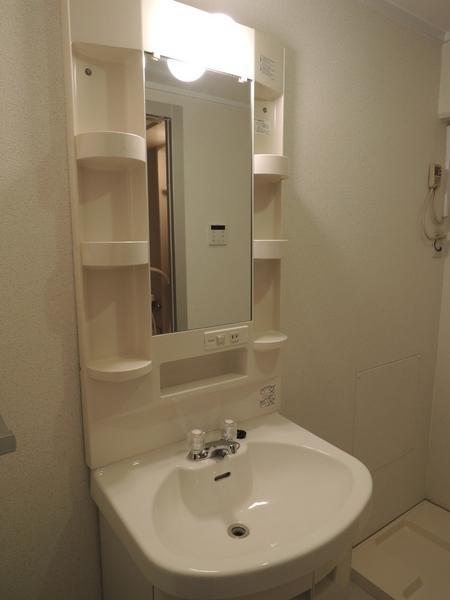 Wash basin, toilet. Shampoo dresser. Also Katazuki beautiful accessories and brush.