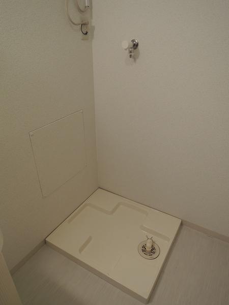 Wash basin, toilet. Waterproof bread.