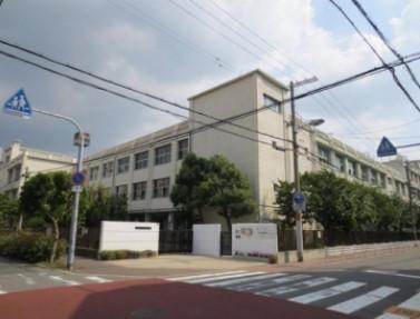 Primary school. Osaka Municipal Sekime a 10-minute walk from the 722m junior high school to elementary school
