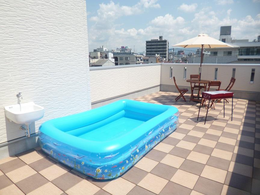 Balcony. Or enjoy a barbecue weekend at the rooftop, Or become a children's playground, Such as fireworks can be seen in the whole family in the summer, It will be the exchange of place. (Same specifications photo)