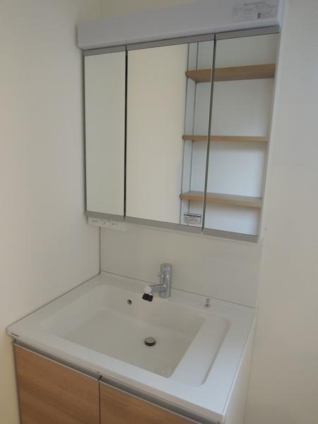 Wash basin, toilet. Shampoo dresser. Foppery.