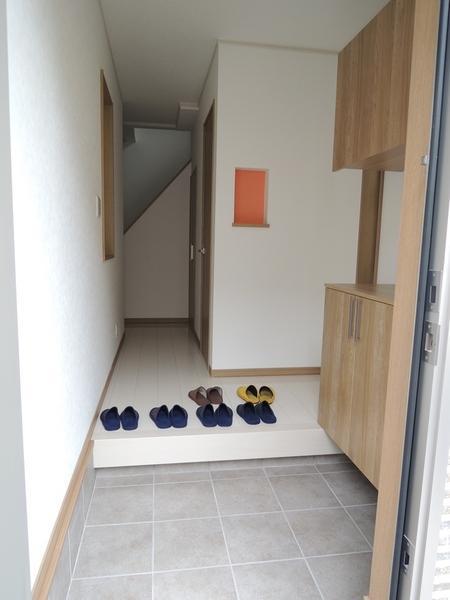 Entrance. Agarikamachi (Stile) is lower.