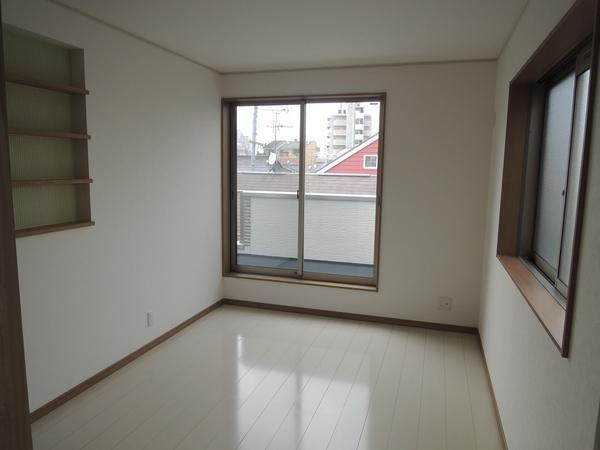 Non-living room. 3 Kaiyoshitsu 6 Pledge. It is a two-sided lighting.