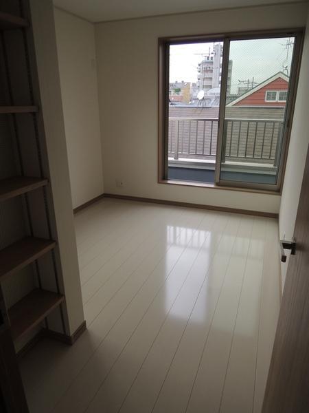 Non-living room. 3 Kaiyoshitsu 5.2 Pledge. bright.