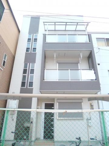 Local appearance photo. Heisei 20 years Built in three-story