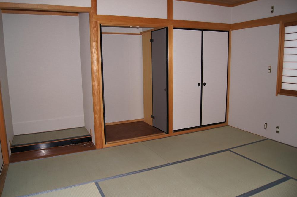 Non-living room. Japanese-style room alcove, Buddhist family chapel