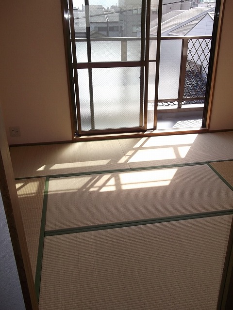 Living and room. Japanese-style room, It is very bright because the south-facing a! 