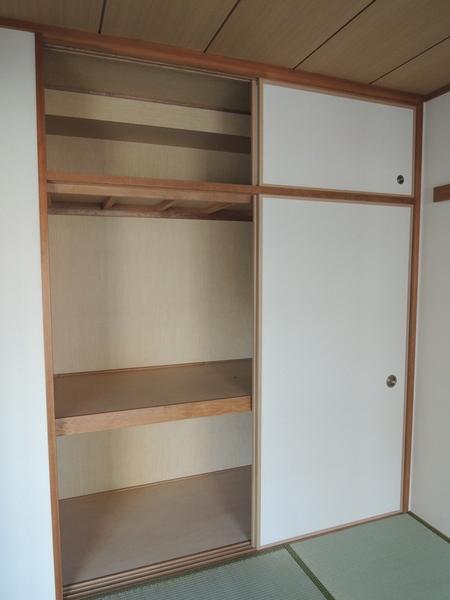 Receipt. Closet of Japanese-style room. Storage capacity is different but CL is also good.