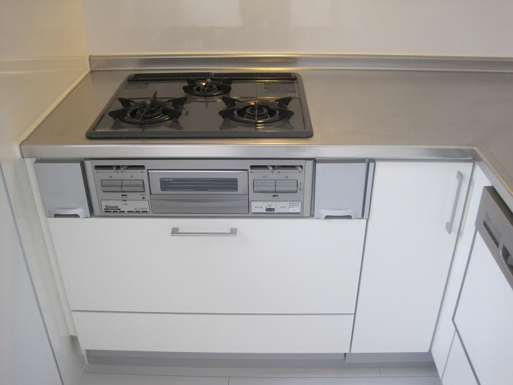 Kitchen. Three-necked stove good command of well cooking efficiency is also attractive! 