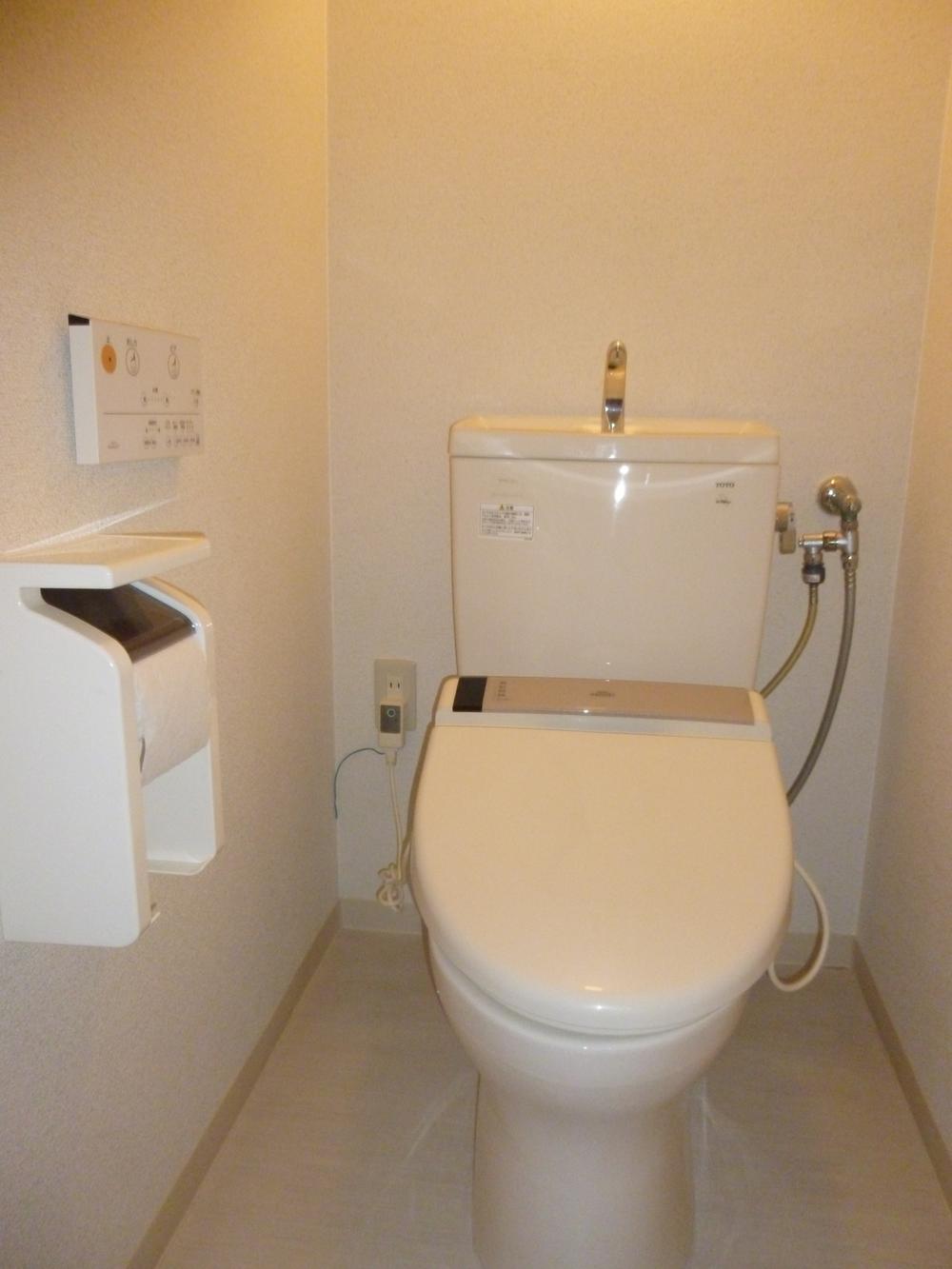 Toilet. Freely open in the automatic sensor
