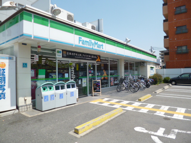 Convenience store. FamilyMart Osaka Institute of Technology before store up (convenience store) 337m