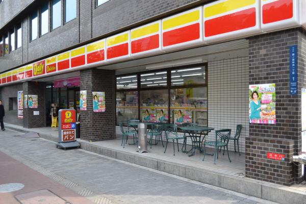 Convenience store. 727m until the Daily Yamazaki Morinomiyachuo store (convenience store)