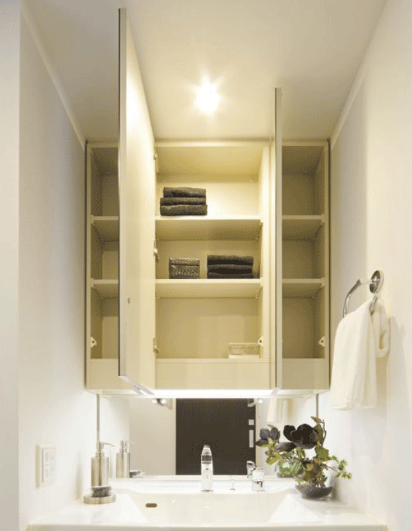 Bathing-wash room.  [Kagamiura storage] Three-sided mirror on the back of (except for some type) have been provided with a space that can accommodate the cosmetics and accessories (same specifications)