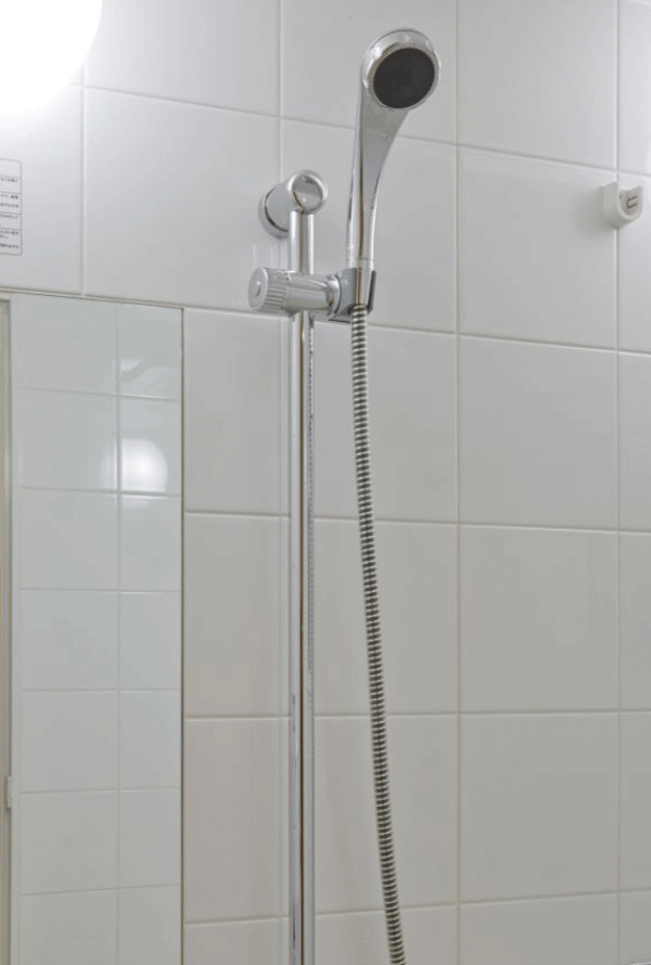 Bathing-wash room.  [Slide bar] Slide bar that position can be fixed changing have been installed (same specifications)