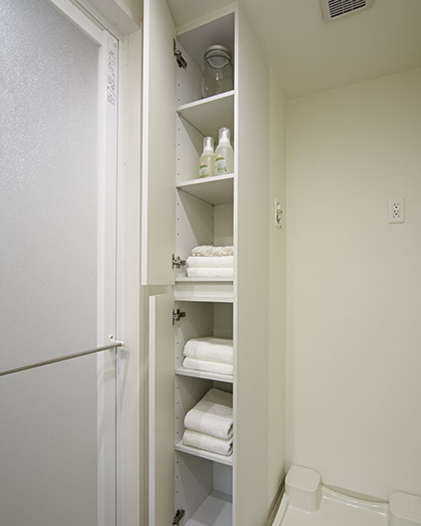 Bathing-wash room.  [Linen cabinet] Set up a convenient linen warehouse for storage, such as spare towels and underwear. Contents has provided the door so as not to appear (same specifications)