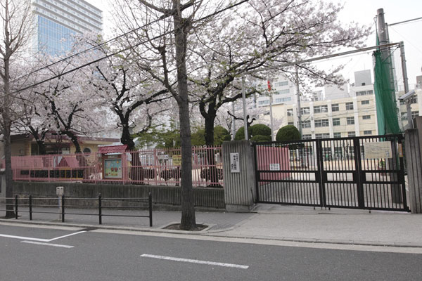 Surrounding environment. Osaka Tatsunaka Oe kindergarten (8-minute walk ・ About 640m)