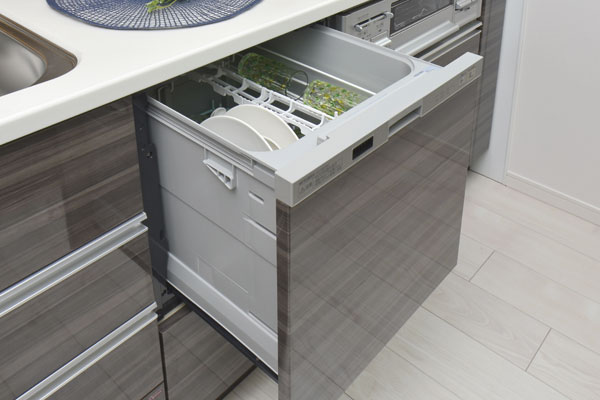 Kitchen.  [Dish washing and drying machine] Dish washing and drying machine to reduce the housework time. In flap basket specifications above car divides, Out of tableware is smooth. Slide open type that can work in a comfortable position has been adopted (same specifications)