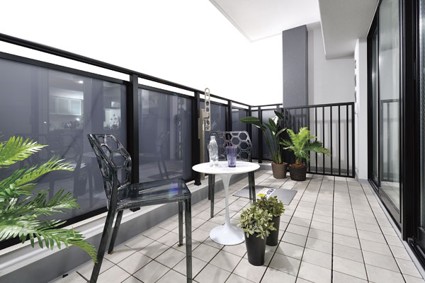 balcony ・ terrace ・ Private garden.  [balcony] In addition to gardening, If you put a such as a table set can be enjoyed in the outdoor living feeling (A type model room)