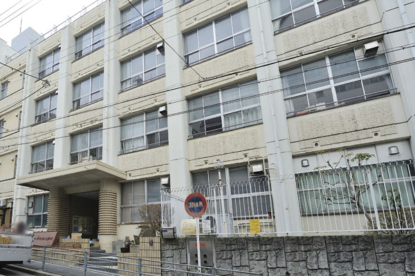 Surrounding environment. Osaka Tatsunaka Oe Elementary School (5 minutes walk ・ About 330m)