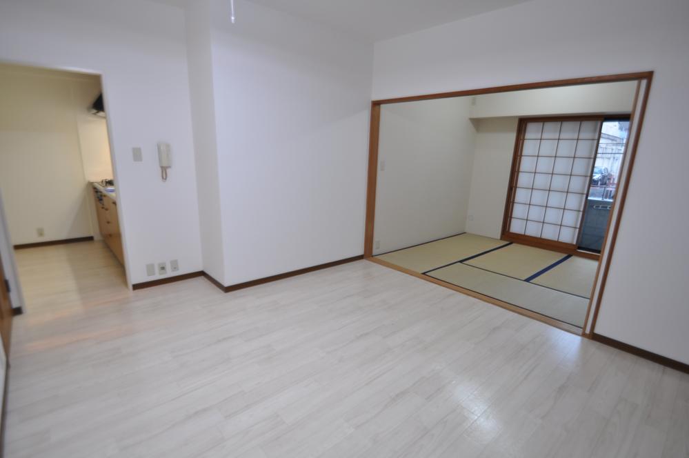 Living. Living is very spacious 14.4 Pledge! Brighter living with light from a Japanese-style room, Very well-ventilated is also good ◎