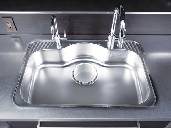 Kitchen.  [Wide sink with silent function] Sink to reduce the I sound water. Wide type washable well as a large pot, To improve work efficiency (same specifications)