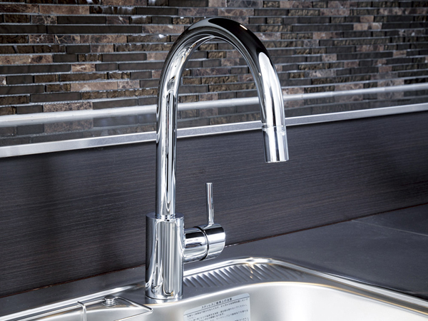 Kitchen.  [Kitchen Faucets] Light and neat form of the faucet is, Adopt a thing of Grohe, Inc.. Pull out the shower head, You can care to ease the sink (same specifications)