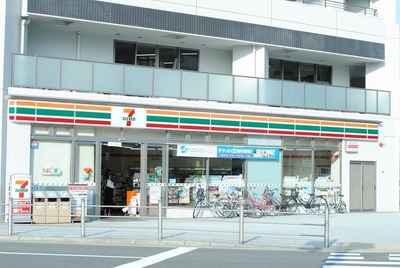 Convenience store. 250m to Seven-Eleven (convenience store)