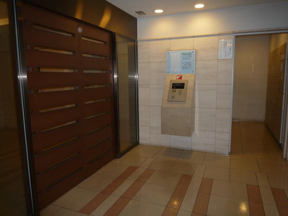 Entrance. Common areas
