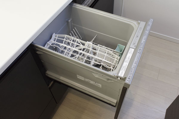 Kitchen.  [Dishwasher] Washable well as cookware depth large-capacity dishwasher. Available in a comfortable position, You can easily clean up (same specifications)