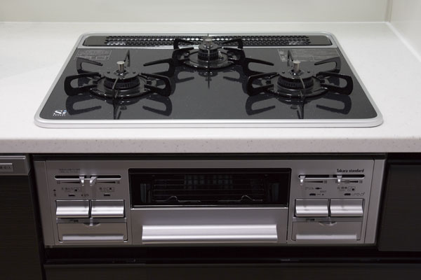 Kitchen.  [Hyper-glass top gas stove] It has a high durability, Also adopted a simple three-necked gas stove care with less flaws. Equipped with a temperature sensor to the whole mouth, It prevents forgetting to turn off the like of the fire (same specifications)