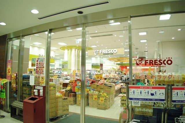 Supermarket. 400m to fresco (super)