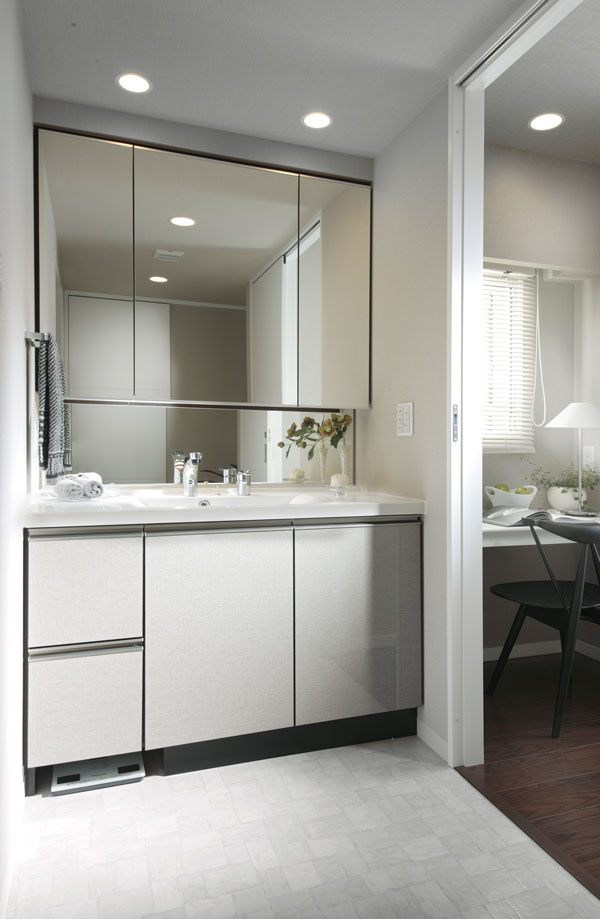 Bathing-wash room.  [Powder Room] Cleanliness full of texture and simple design. Convenient large three-sided mirror to make time, Your easy-care Square bowl-integrated counter, etc., Vanity with an emphasis on fine-grained comfortable to use has been adopted (E type model room)