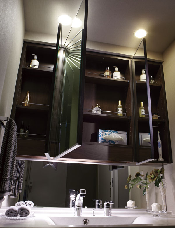 Bathing-wash room.  [Three-sided mirror back storage] Wide three-sided mirror seen a figure in a variety of angles, Cosmetics and accessories, you can clean storage because the back is turned to the shelf (same specifications)