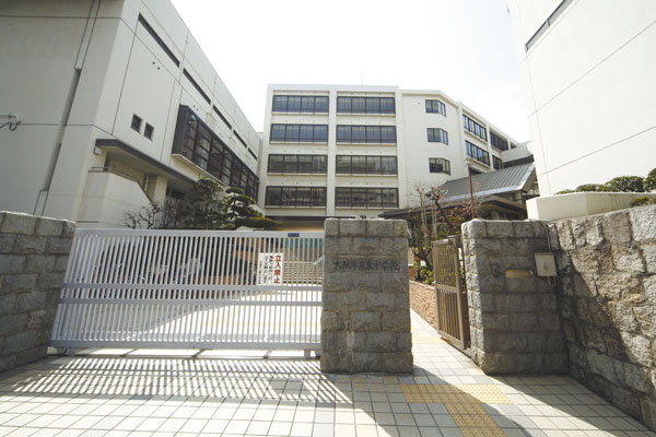 Surrounding environment. City East Junior High School (5 minutes walk ・ About 380m)