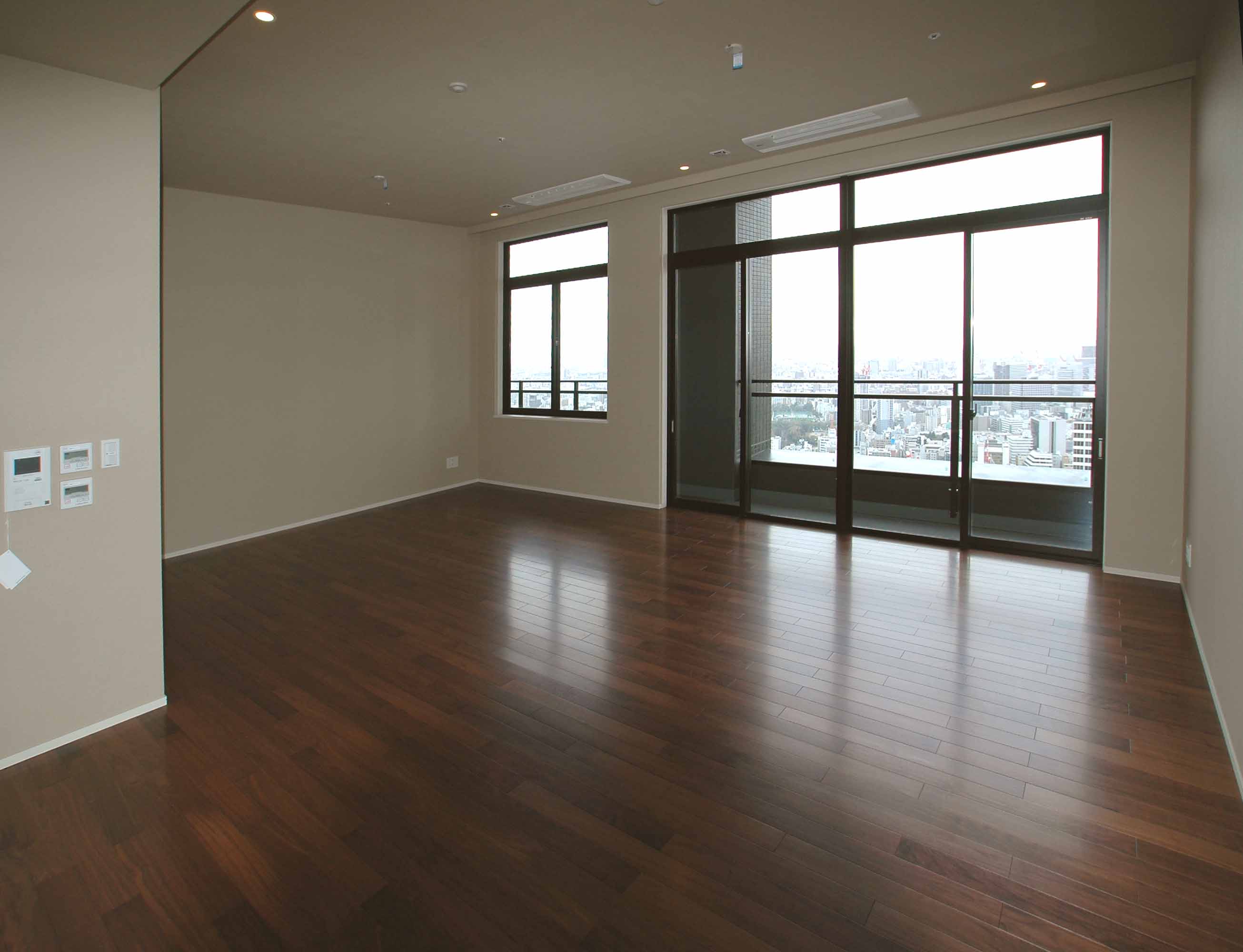 Living and room. 23.9 Pledge of living ・ dining! Ceiling height is 2.8M.