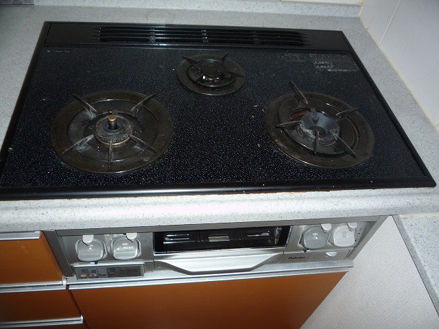 Kitchen. 3-neck gas stove