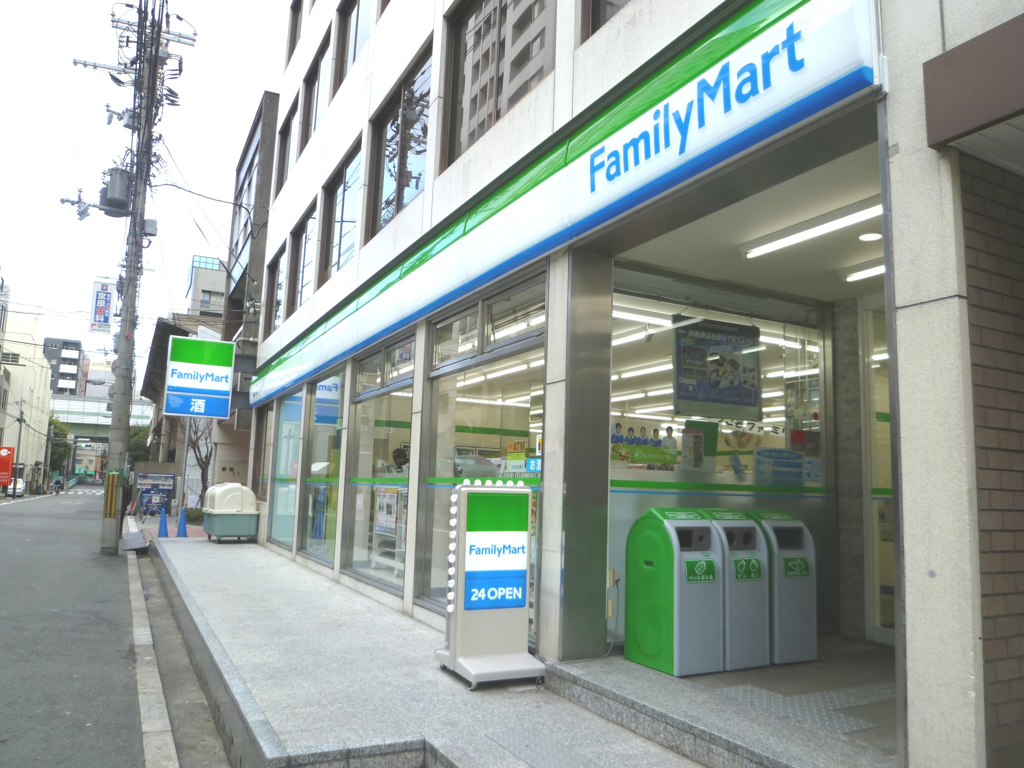 Convenience store. FamilyMart Minamisenba chome store up (convenience store) 270m